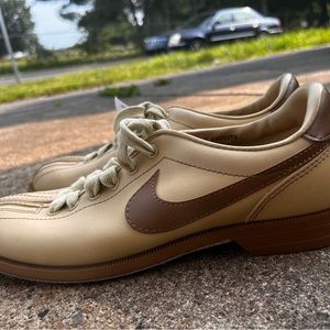 Vintage 1980s women’s size 7 Nike split toe bowling shoes.